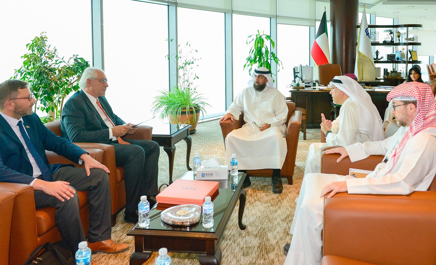 Le directeur général par intérim de l'institut, Mashâan Al-Otaibi, en réunion avec avec l'équipe de coopération de l'Union européenne (UE).