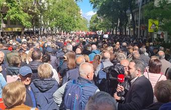 مظاهرة حاشدة في مدريد لدعم رئيس الوزراء الإسباني الاشتراكي وحثه على البقاء                                                                                                                                                                                