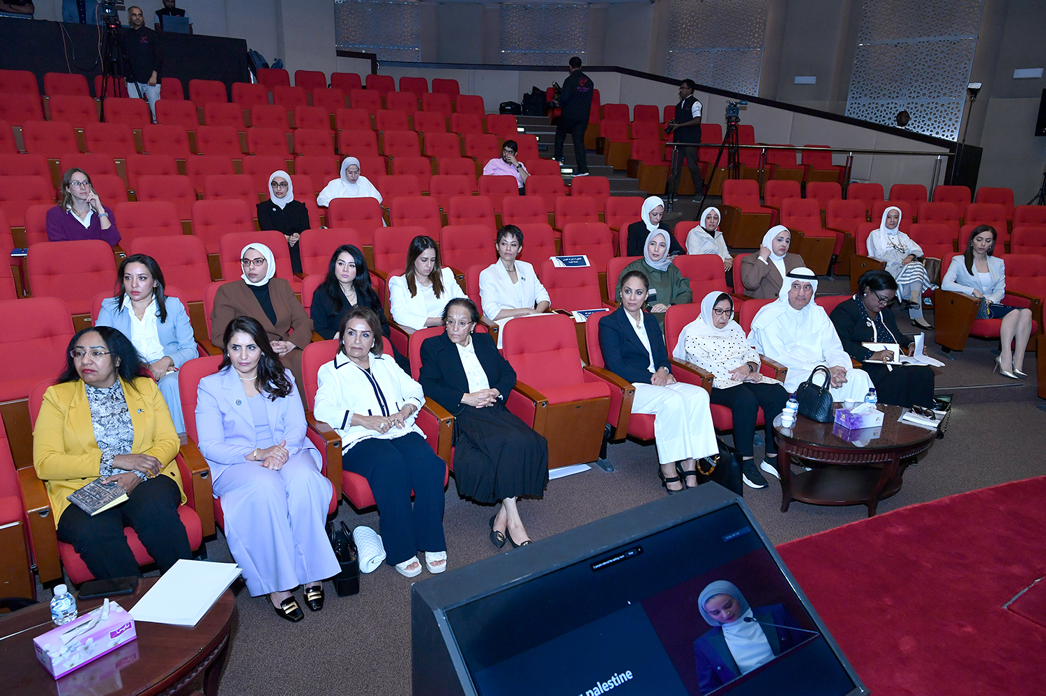 جانب من حضور منتدى (نساء ضد الفساد) في مكتبة الكويت الوطنية