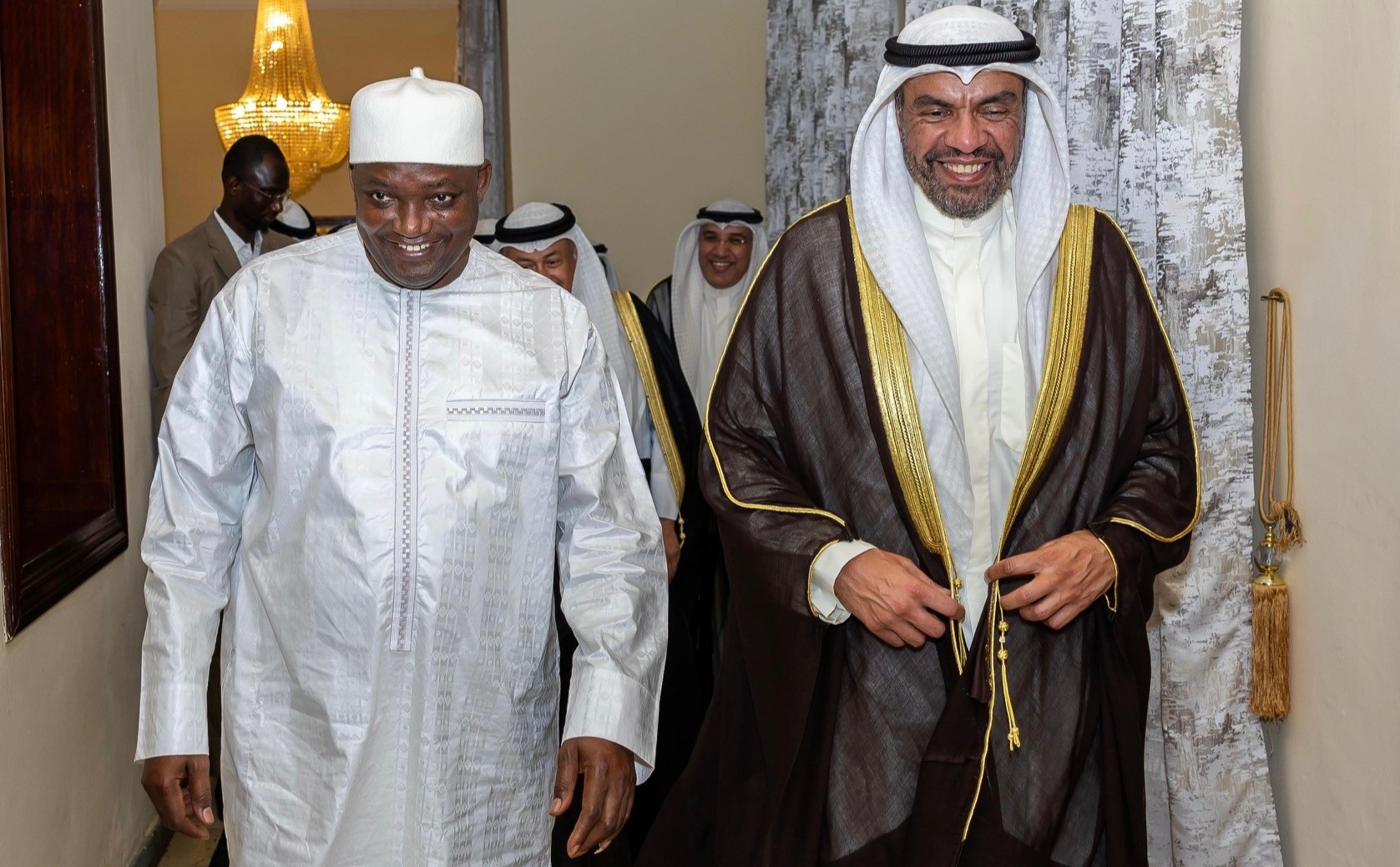 Le président de la république de la Gambie, Adama Barrow, et le représentant de Son Altesse l’Emir du pays, le ministre des Affaires étrangères, Abdallah Al-Yahya.