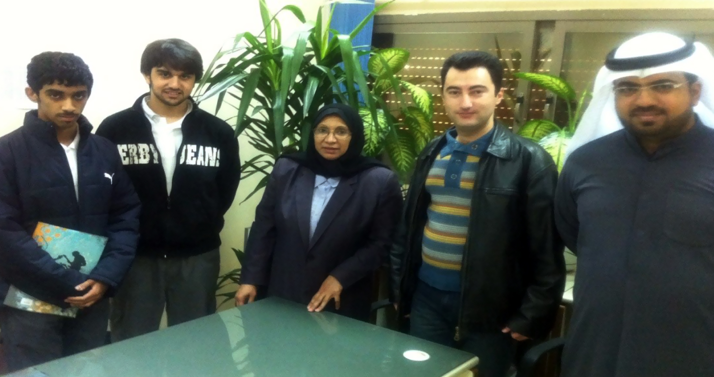 رئيسة فريق ترشيد استهلاك المياه في مركز الكويت للعمل التطوعي الدكتورة فوزية الرويح مع عدد من الطلبة