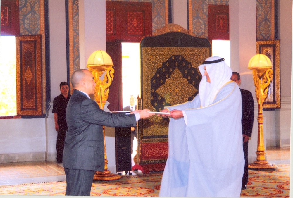 Dhrar Nasser Al-Tuwaijri presented his credentials to King of Cambodia Norodom Sihamoni