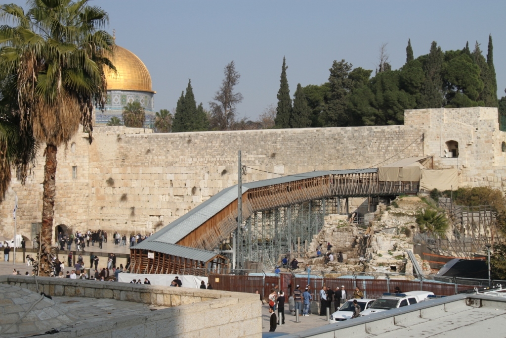 الاحتلال الاسرائيلي يضع حاليا اللمسات الاخيرة على مخططات هندسية لاقامة ابنية يهودية عملاقة حول المسجد الاقصى المبارك بمدينة القدس المحتلة