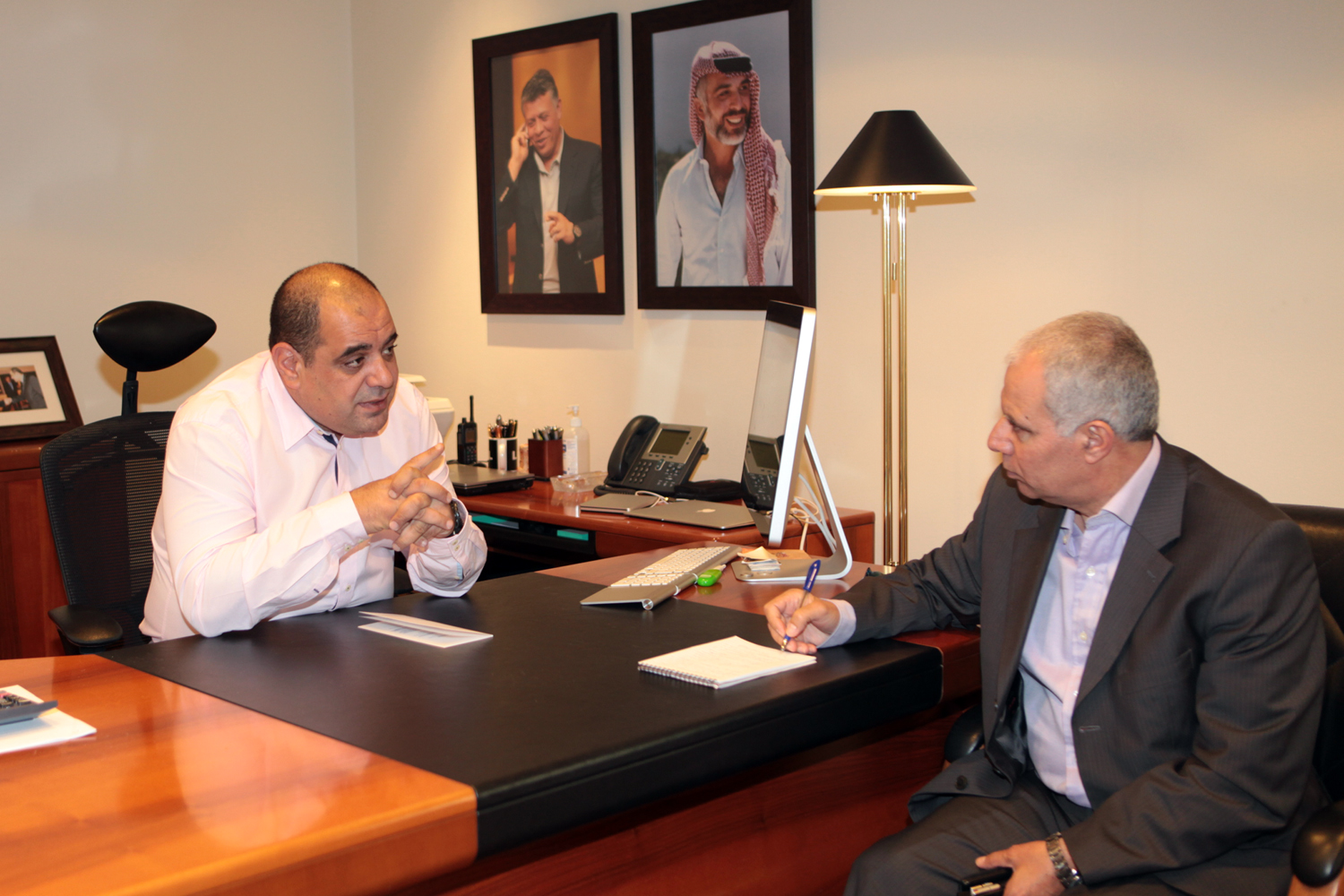 الرئيس التنفيذي لشركة زين الاردن للاتصالات المتنقلة احمد الهناندة أثناء لقائه مع كونا