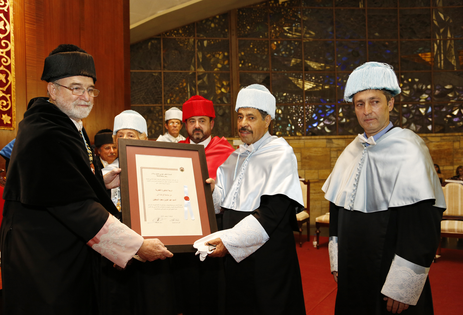 رئيس جامعة قرطبة يسلم الشاعر الكويتي عبدالعزيز سعود البابطين شهادة الدكتوراة الفخرية