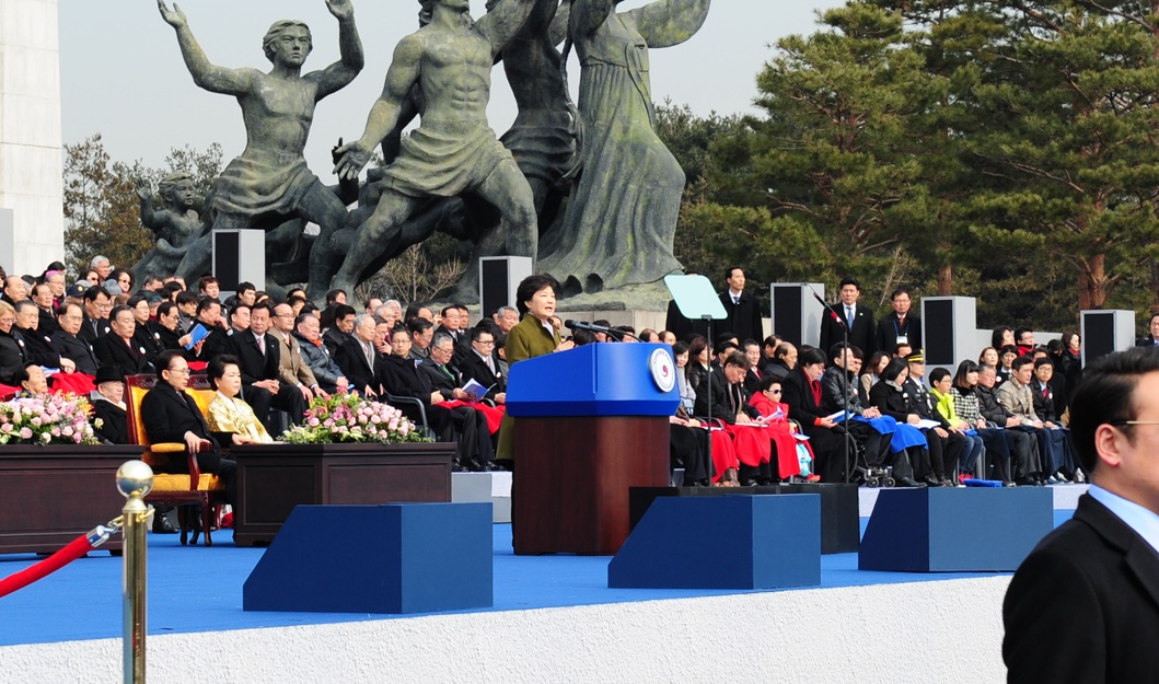 الرئيسة المنتخبة بارك كون هيه تؤدي اليمين الدستورية كأول امرأة رئيسة لكوريا الجنوبية