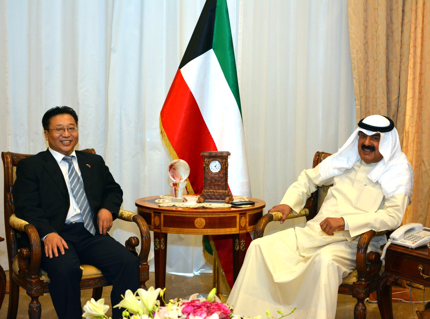 Foreign Ministry Undersecretary Khaled Al-Jarallah met  Chinese Ambassador to Kuwait Cui Jianchun