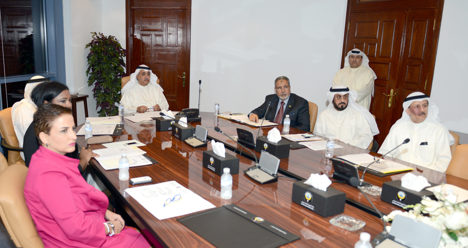 الدكتور عبدالمحسن المدعج خلال اجتماعه مع لجنة الوطنية لحماية المستهلك