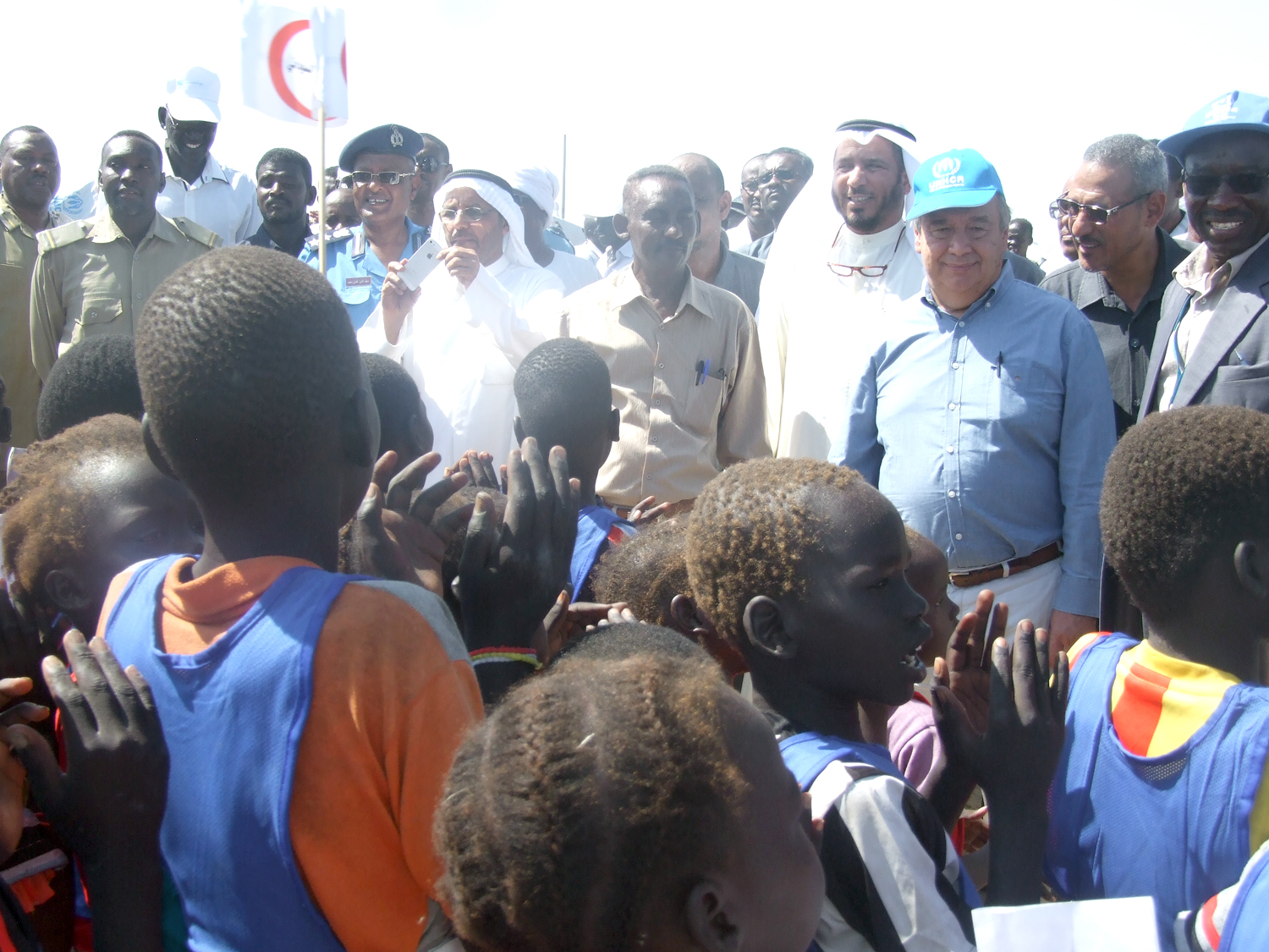 الدكتور عبدالله المعتوق وانطونيو غوتيريس خلال تفقدهما معسكرات اللاجئين بجنوب السودان