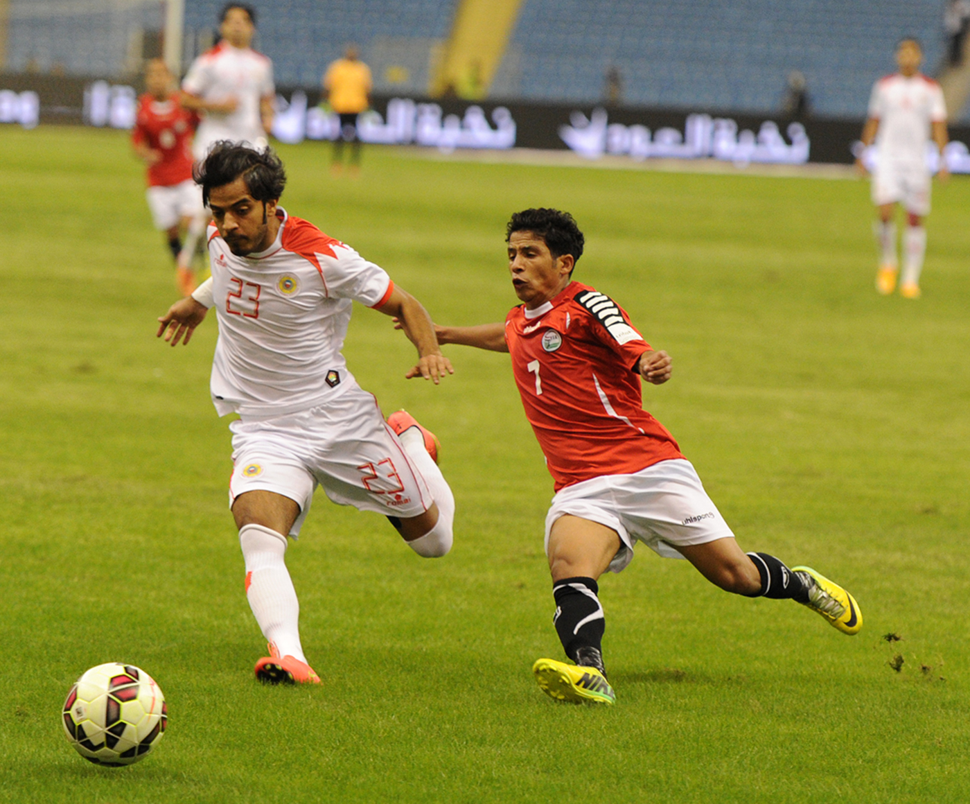 جانب من مباراة منتخبا اليمن والبحرين ضمن المجموعة الاولى من دورة كأس الخليج العربي ال22 لكرة القدم