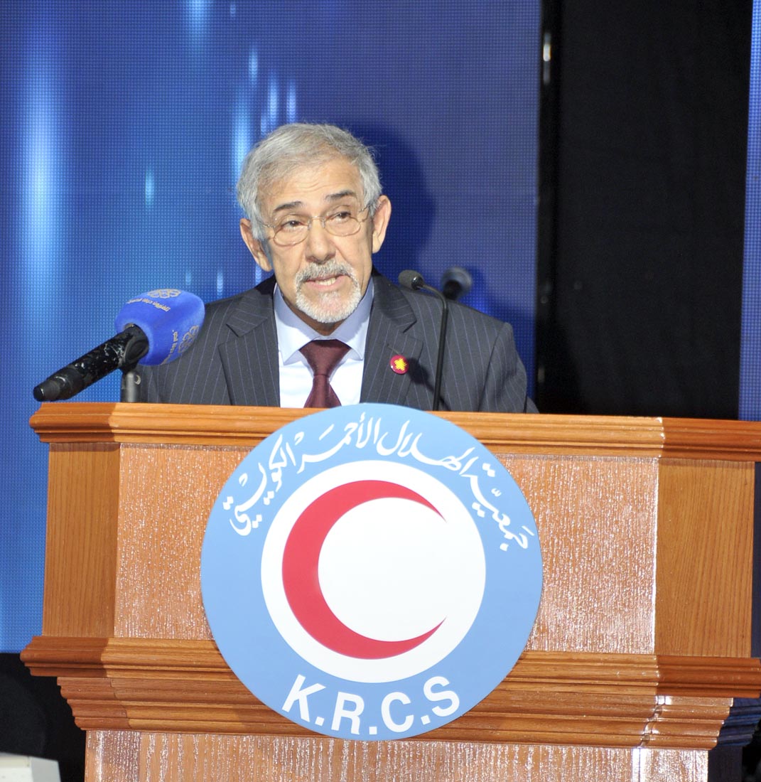 رئيس مجلس إدارة جمعية الهلال الاحمر الكويتية الدكتور هلال الساير يلقي كلمته