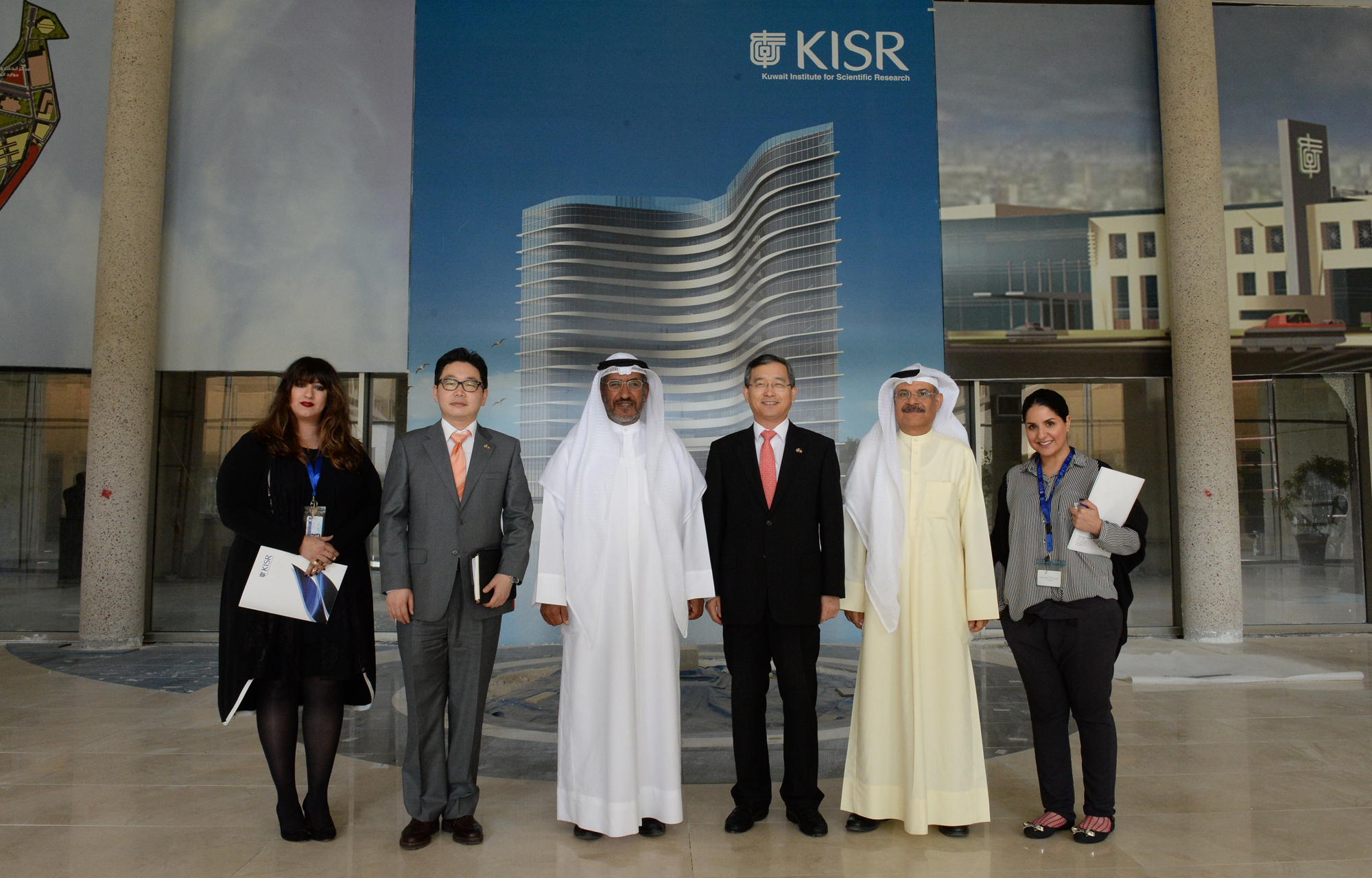 سفير جمهورية كوريا لدى دولة الكويت بونام شين أثناء زيارته لمعهد الكويت للأبحاث العلمية