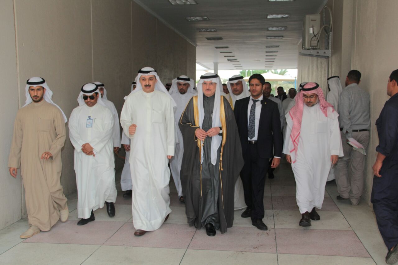 Visiting Saudi Minister of Social Affairs Yusuf Al-Othaimeen while touring Mishref Cooperative Society