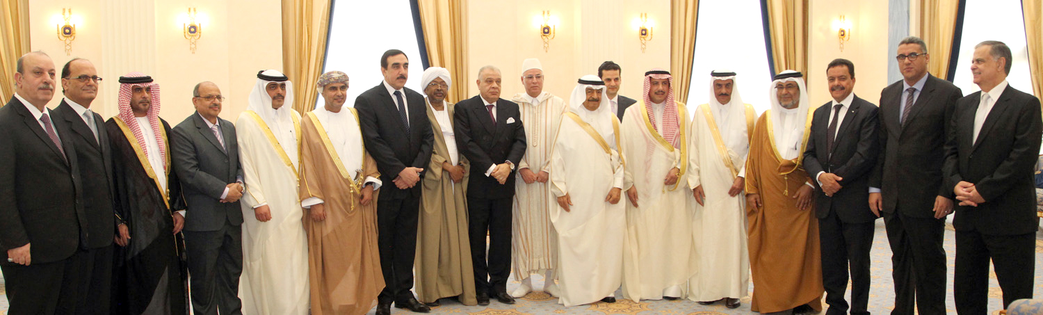 رئيس الوزراء البحريني متوسطا سفراء دول مجلس التعاون والدول العربية