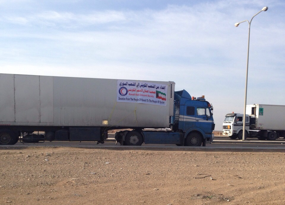جانب من وصول الشاحنات المحملة بمساعدات انسانية للاجئين السوريين في الاردن من قبل جمعية الهلال الاحمر الكويتي