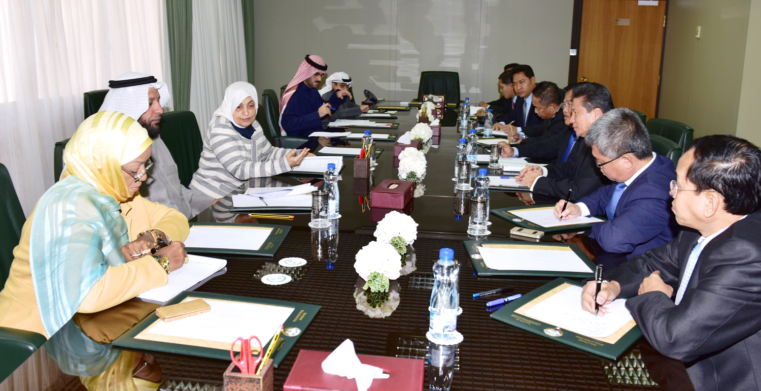 Minister of Social Affairs and Labor and Minister of State for Planning Affairs and Development Hind Al-Sabeeh during her meeting with Cambodian Minister of Commerce and Deputy Chairman of the Council for the Development of Cambodia Sun Chanthol