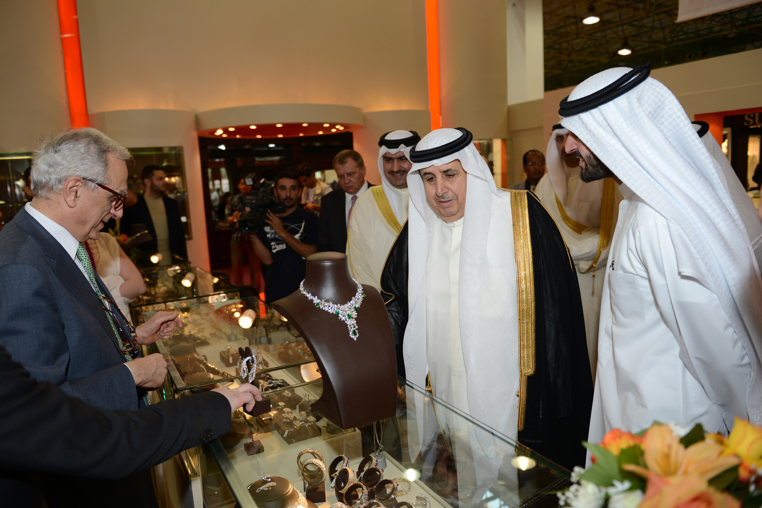 جانب من جولة وكيل وزارة التجارة والصناعة عبدالعزيز الخالد في معرض الذهب والمجوهرات العالمي الثاني عشر