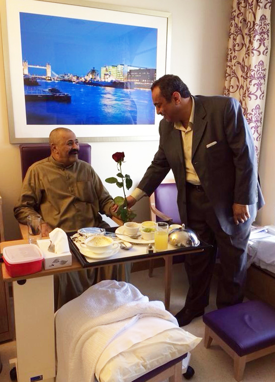 وكيل وزارة الصحة الدكتور خالد السهلاوي خلال زيارته لاحد المرضى