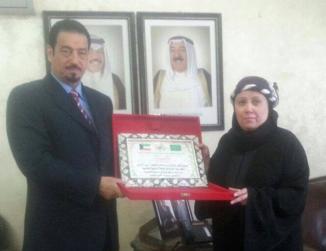 Kuwait's Ambassador to Jordan Dr. Hamad Al-Duaij hands the donation to the Gulf educational institution in Palestine Chairwoman Amna Al-Aawoor 