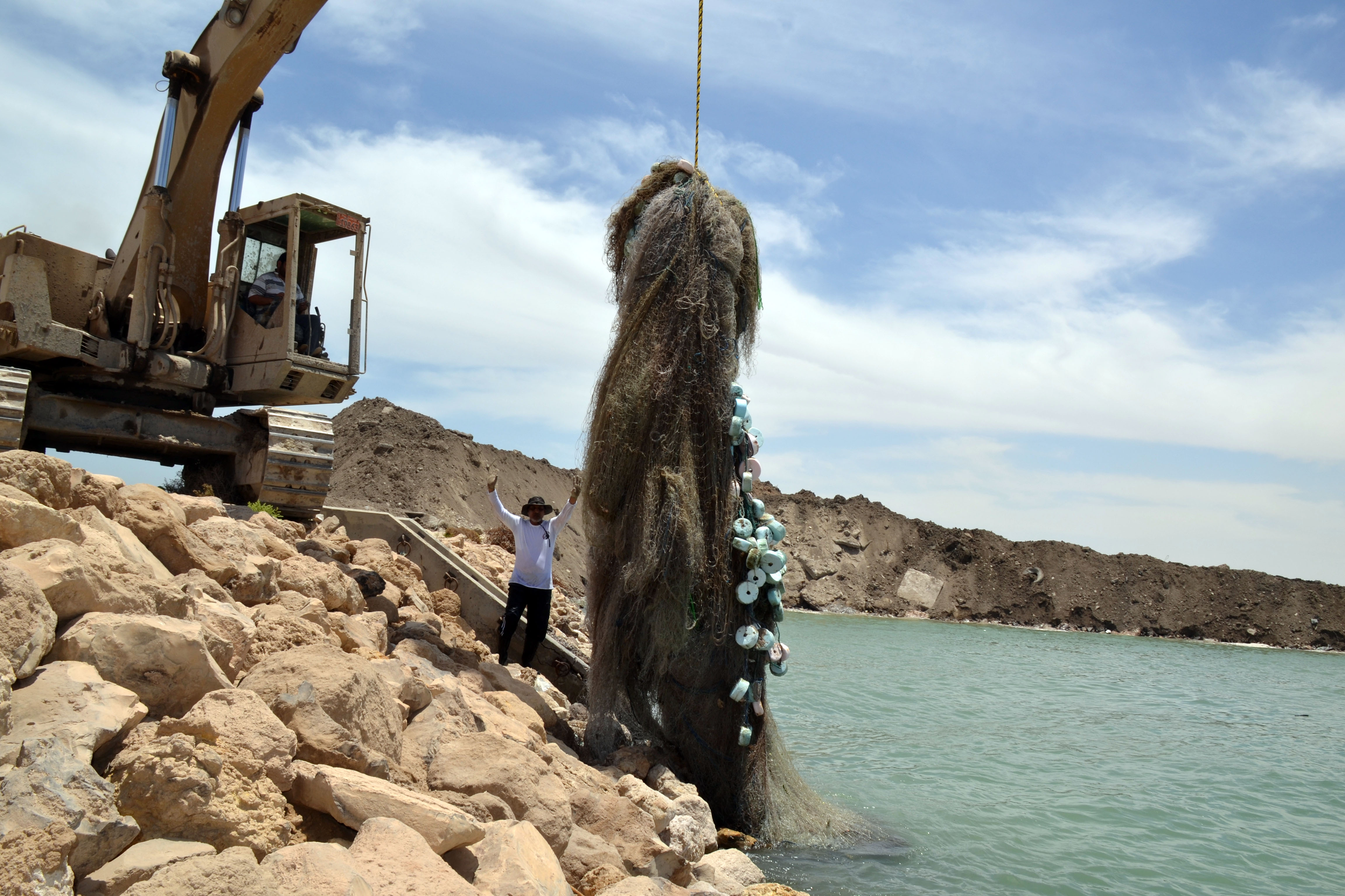 Kuwaiti divers lift 3-ton abandoned net from territorial waters
