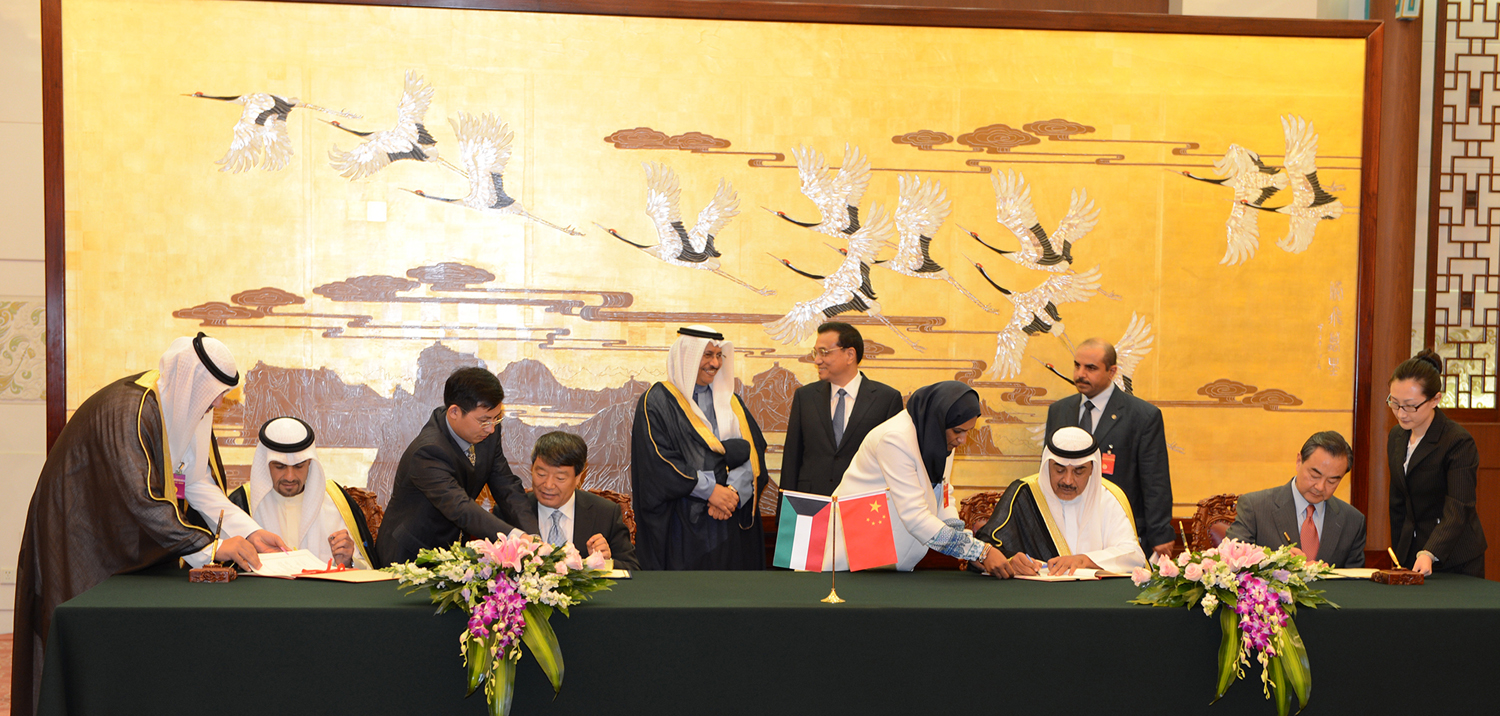 His Highness Prime Minister Sheikh Jaber Al-Mubarak Al-Hamad Al-Sabah and his Chinese counterpart Li Keqiang during the signing ceremony of agreements