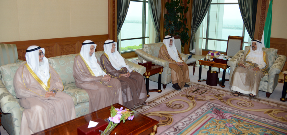 His Highness the Amir Sheikh Sabah Al-Ahmad Al-Jaber Al-Sabah receives Chairman of the Supreme Consultative Committee on the implementation of the provisions of sharia law Dr. Khaled Al-Mathkour and members of the committee