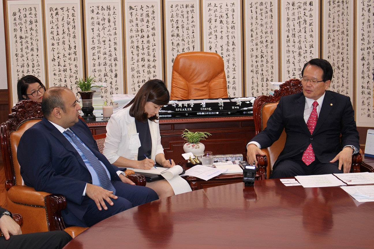 رئيس البرلمان الكوري الجنوبي تشونغ يوهوا أثناء استقباله سفير دولة الكويت لدى كوريا الجنوبية جاسم البديوي