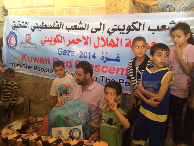 الهلال الاحمر الكويتي يوزع الدفعة الأولى من المساعدات الاغاثية على سكان غزة