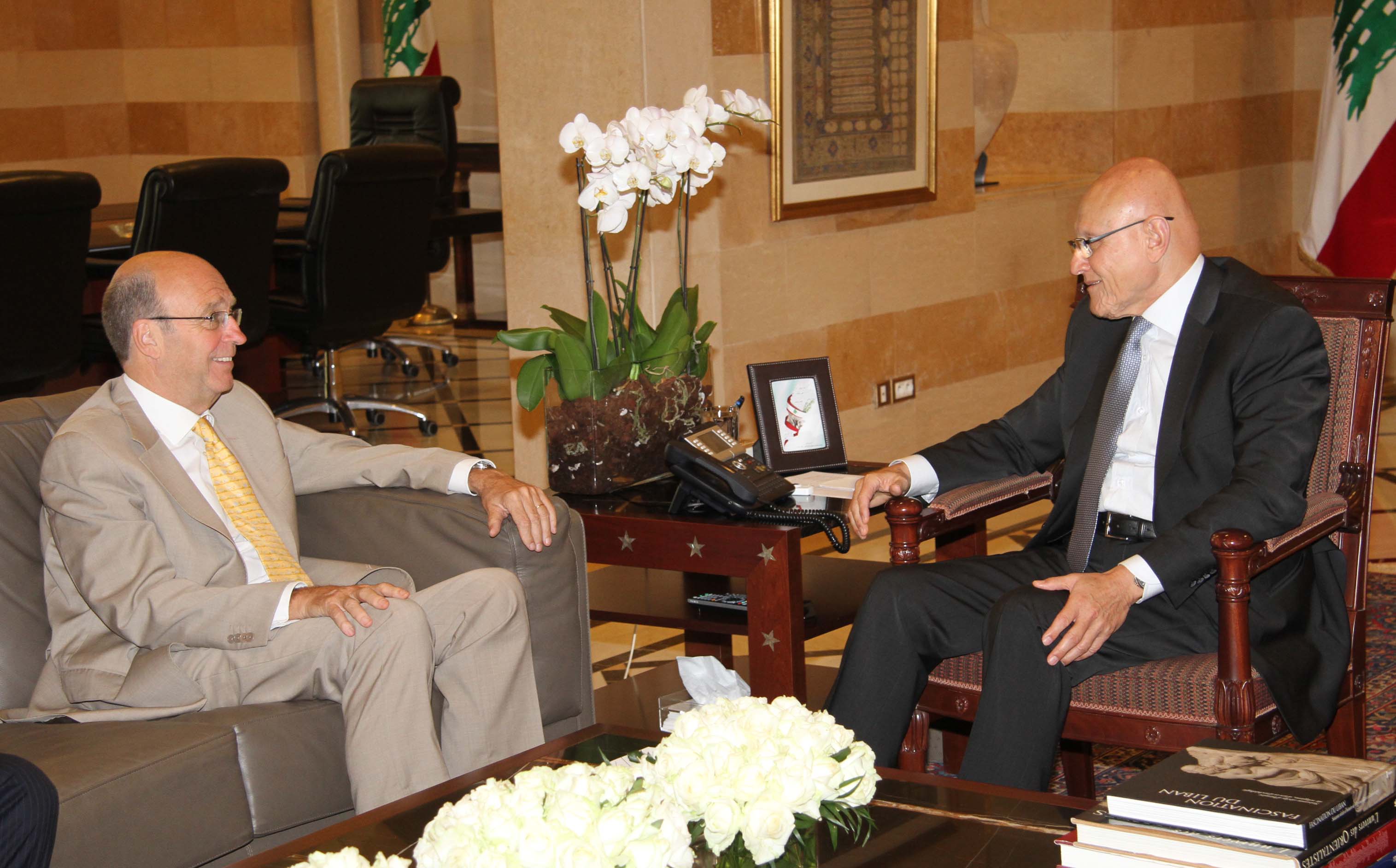 جانب من لقاء المنسق الخاص للامم المتحدة في لبنان ديريك بلاملي مع رئيس الوزراء اللبناني تمام سلام