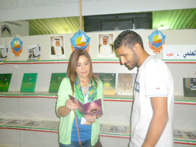 مسؤولة جناح مؤسسة الكويت للتقدم العلمي سامية الفيلكاوي في معرض عمان للكتاب