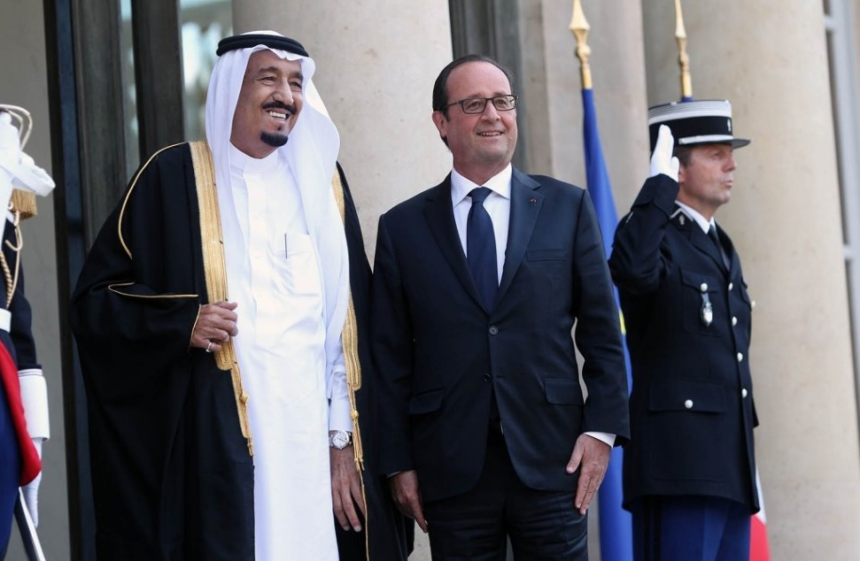ولي العهد نائب رئيس مجلس الوزراء وزير الدفاع السعودي الأمير سلمان عبدالعزيز أثناء لقائه مع الرئيس الفرنسي فرانسوا هولاند