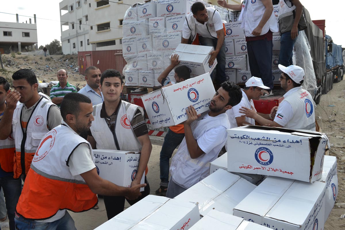 توزيع مساعدات جمعية الهلال الاحمر الكويتي في غزه