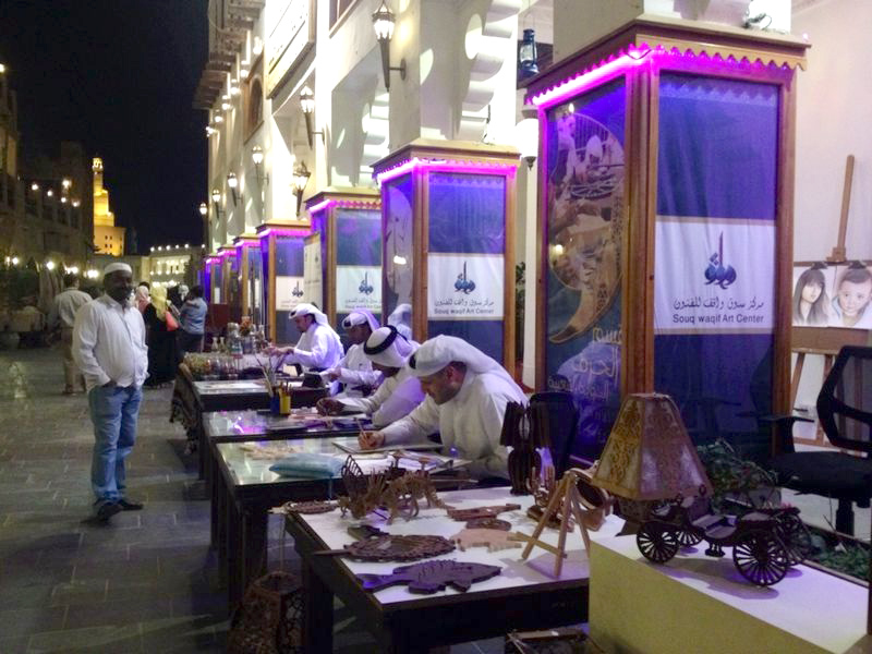 الرسم الحر بسوق (واقف) القطري واجهة فنية استعراضية لجذب السياح