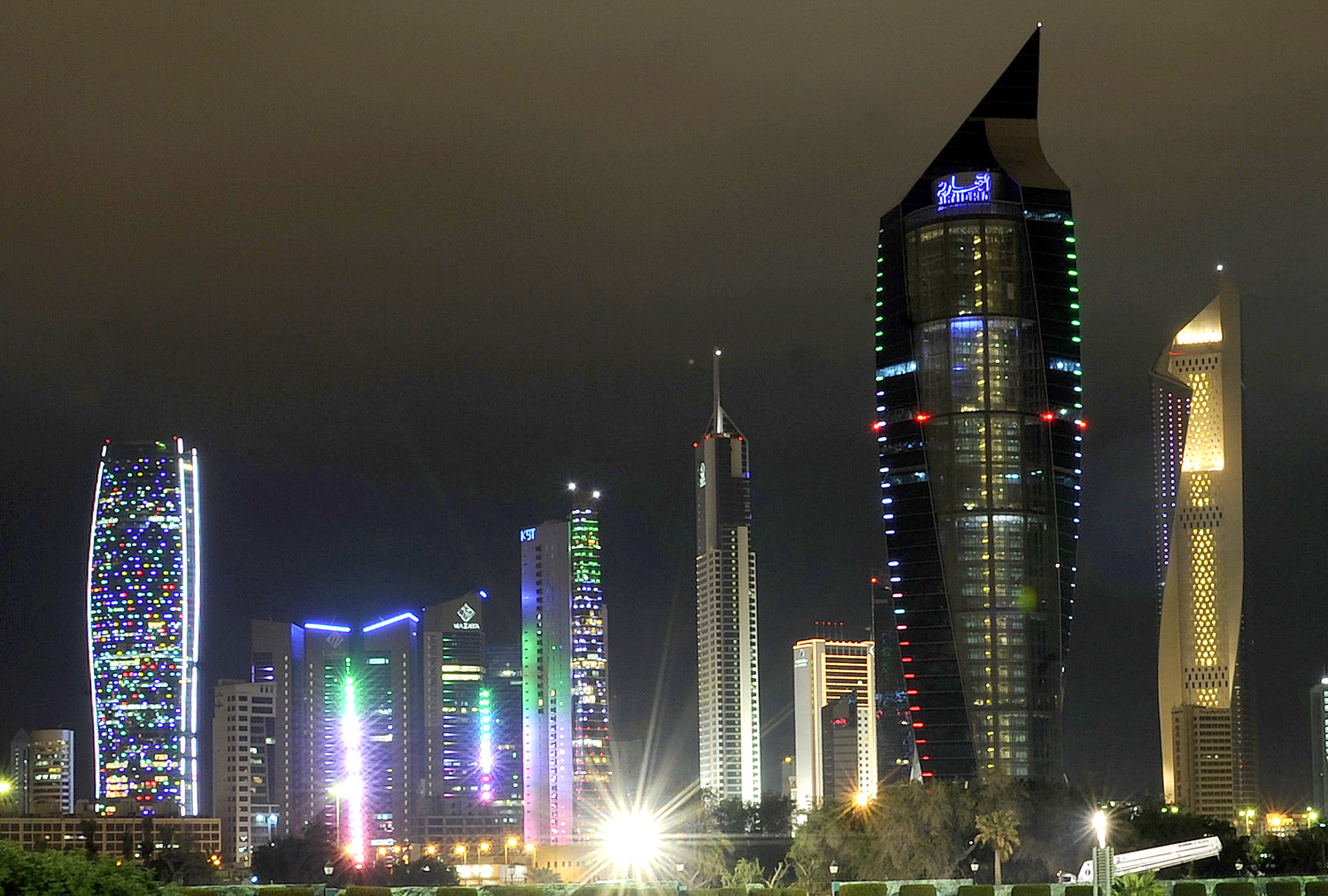 مباني العاصمة الكويت تتلألأ ليلا