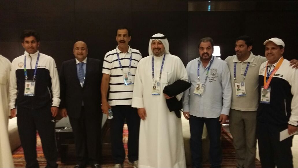 رئيس اللجنة الاولمبية الكويتية الشيخ الدكتور طلال الفهد الاحمد الصباح خلال تكريمه الرماة