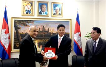 Kuwait's ambassador to Cambodia Dhrar Al-Tuwaijri and Cambodian Commerce Minister Sun Chanthol