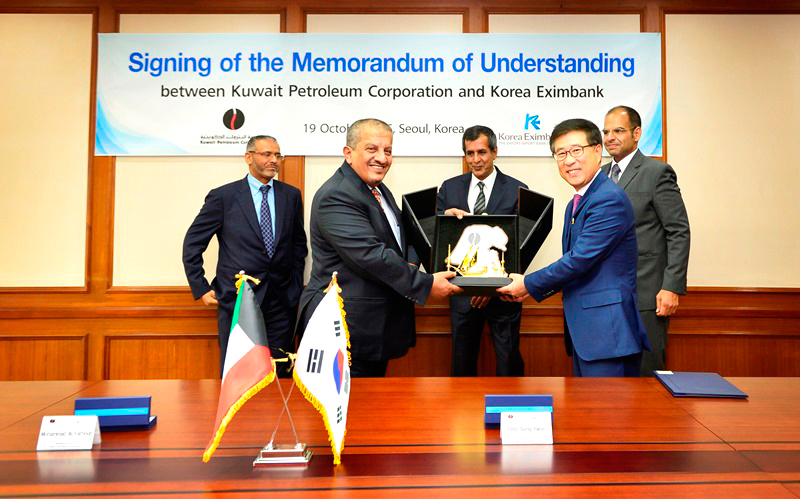 Acting Managing Director for Finance Mohammed Al-Farhoud with Export-Import Bank of Korea representative during Signing ceremony