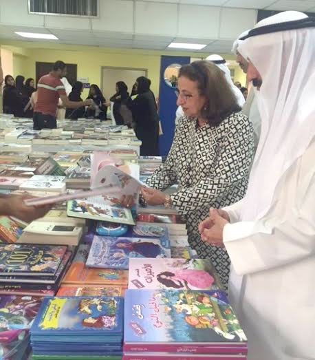 عميدة كلية التربية الدكتورة نجاة المطوع خلال افتتاحها معرض الكتاب الطلابي