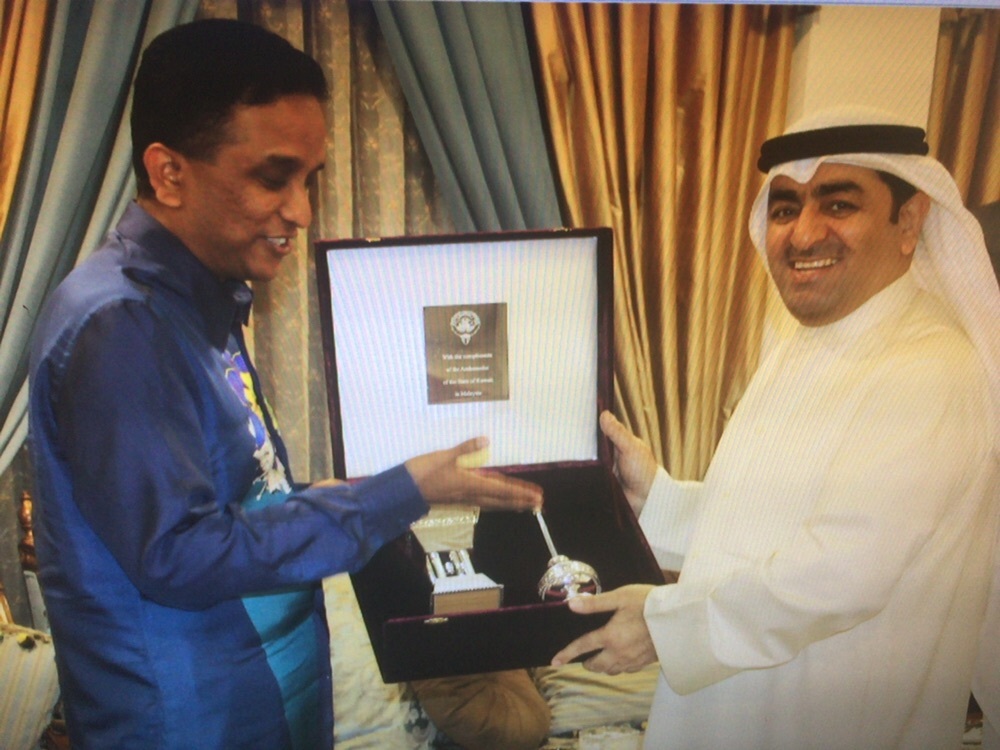 سفير دولة الكويت لدى ماليزيا سعد العسعوسي خلال تقديمه هدية تذكارية لنائب وزير الخارجية الماليزي سيري ريزال ماركان