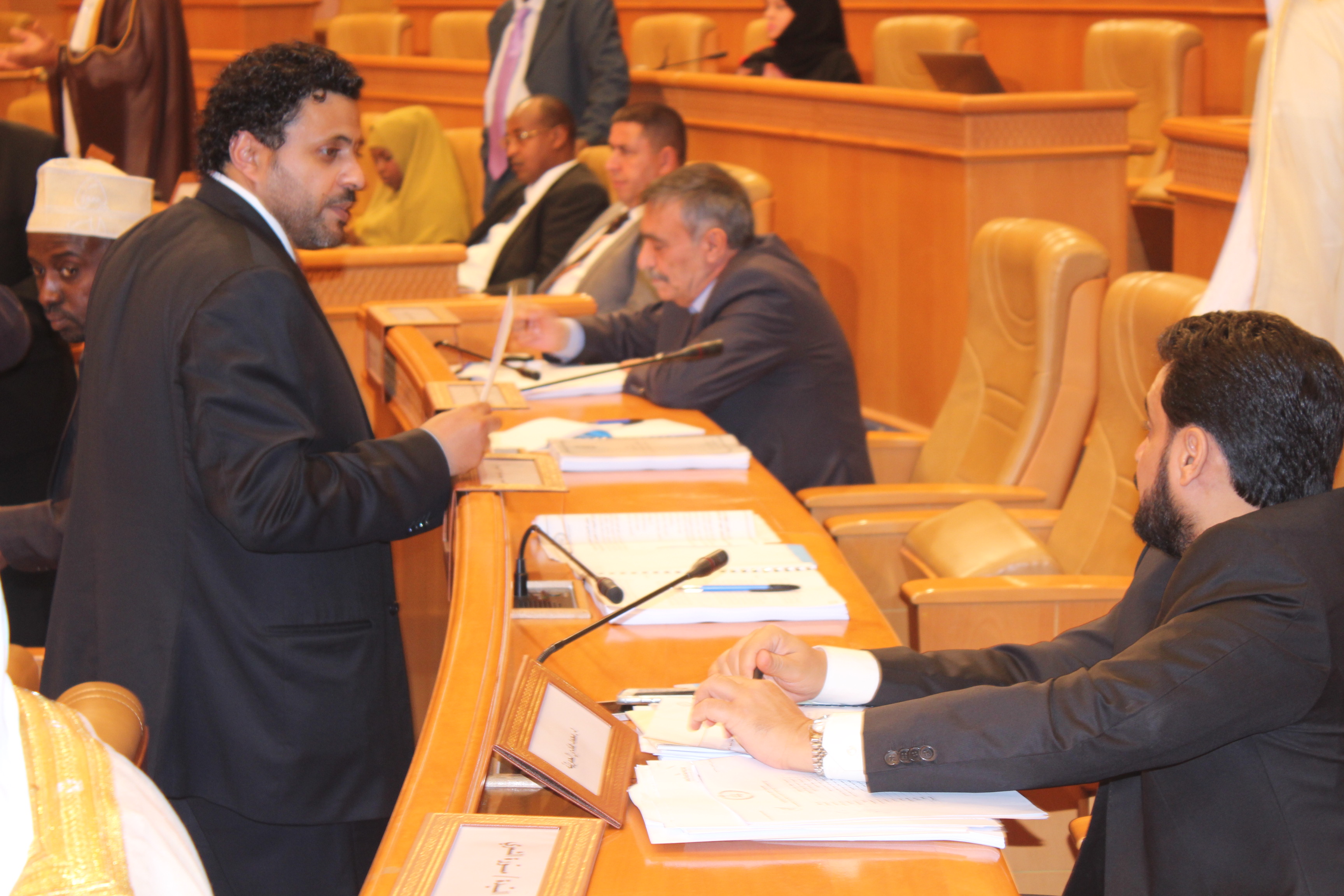 النائبان الجبري والحويلة خلال الجلسة العامة للبرلمان العربي