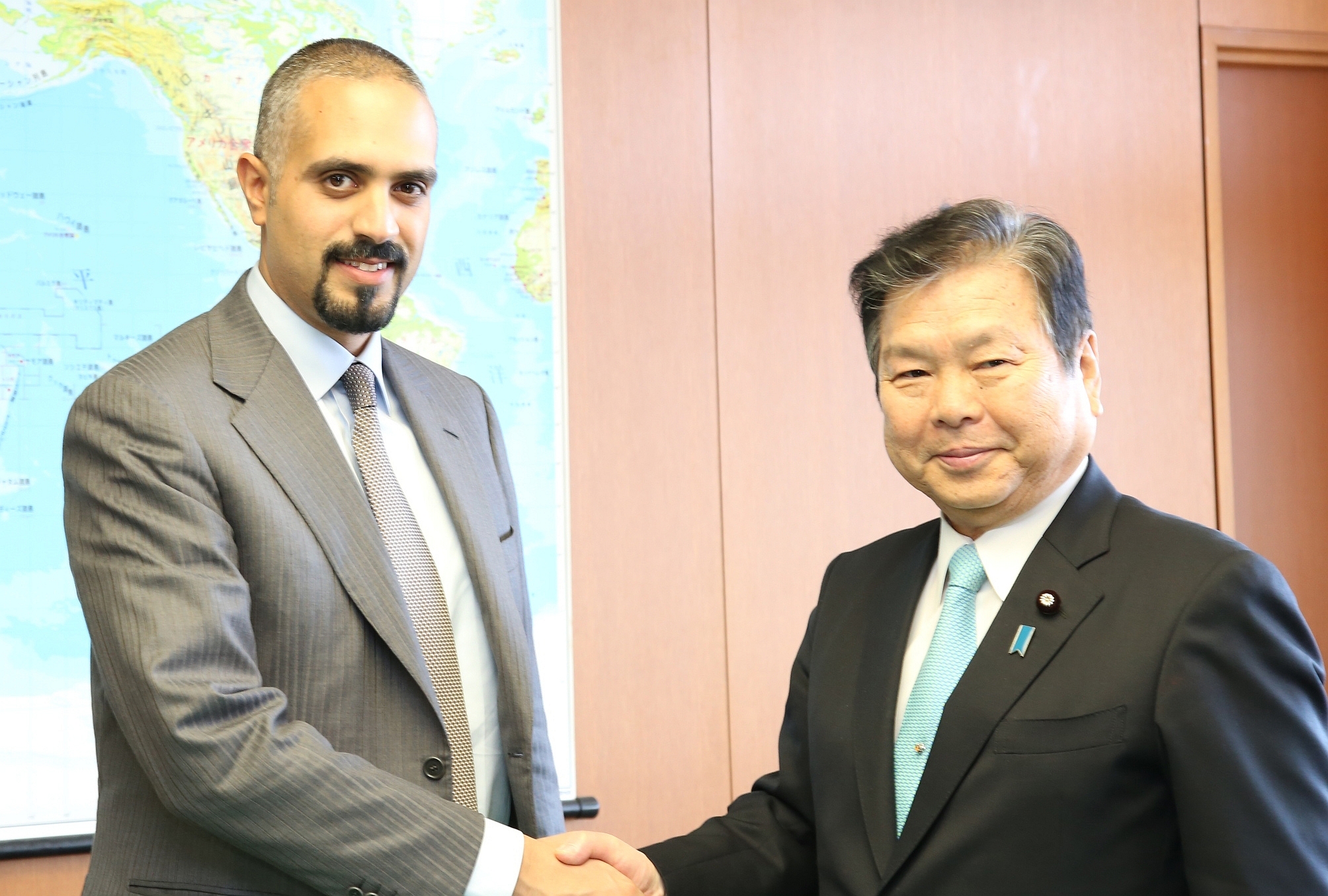 Director-General of the Kuwait Direct Investment Promotion Authority (KDIPA) Sheikh Dr. Meshaal Jaber Al-Ahmad Al-Sabah with State Minister of Land, Infrastructure, Transport and Tourism Issei Kitagawa