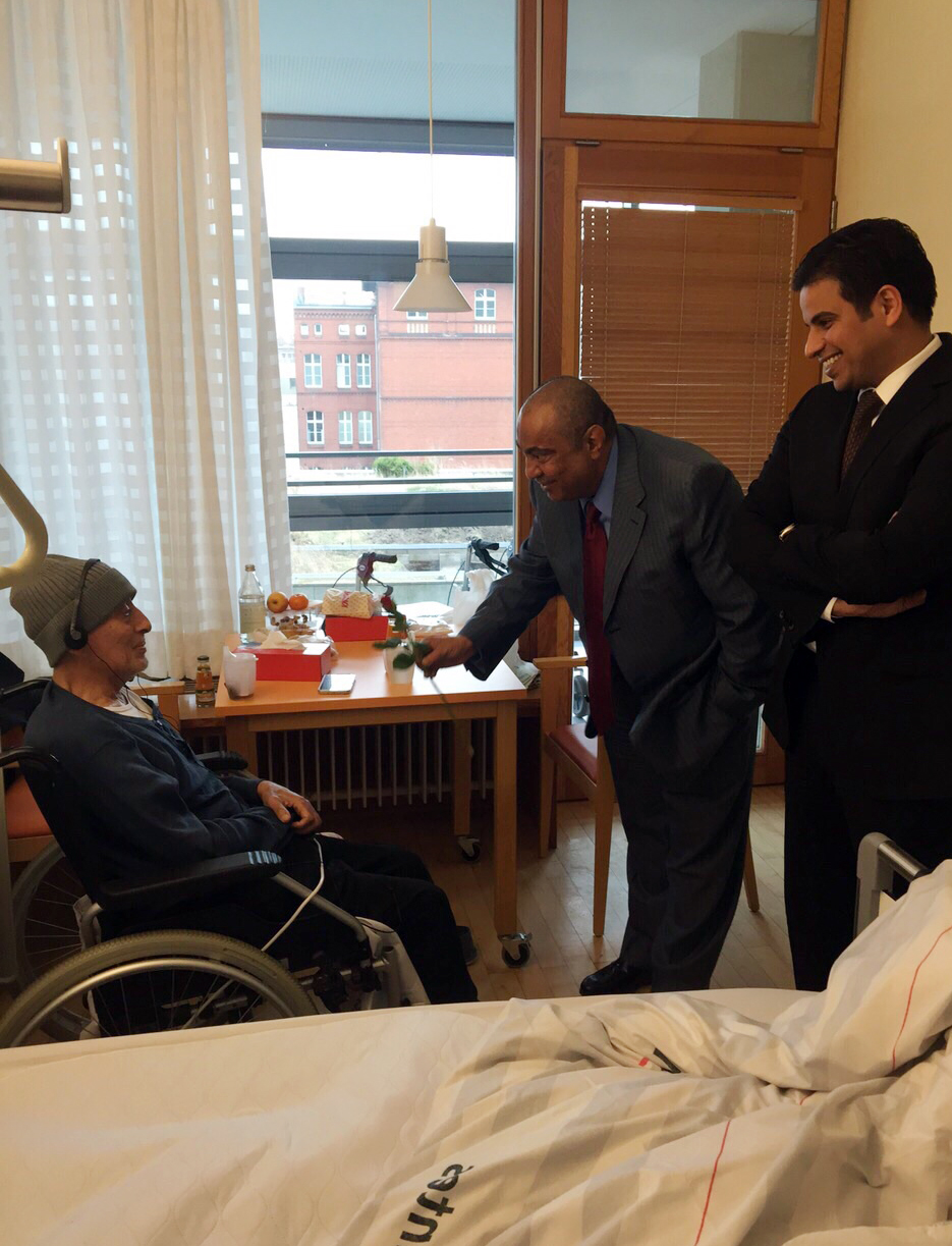 وكيل وزارة الصحة الدكتور خالد السهلاوي خلال زيارة تفقدية لعدد من المرضى الكويتيين الذين يتلقون العلاج في مستشفيات ألمانية