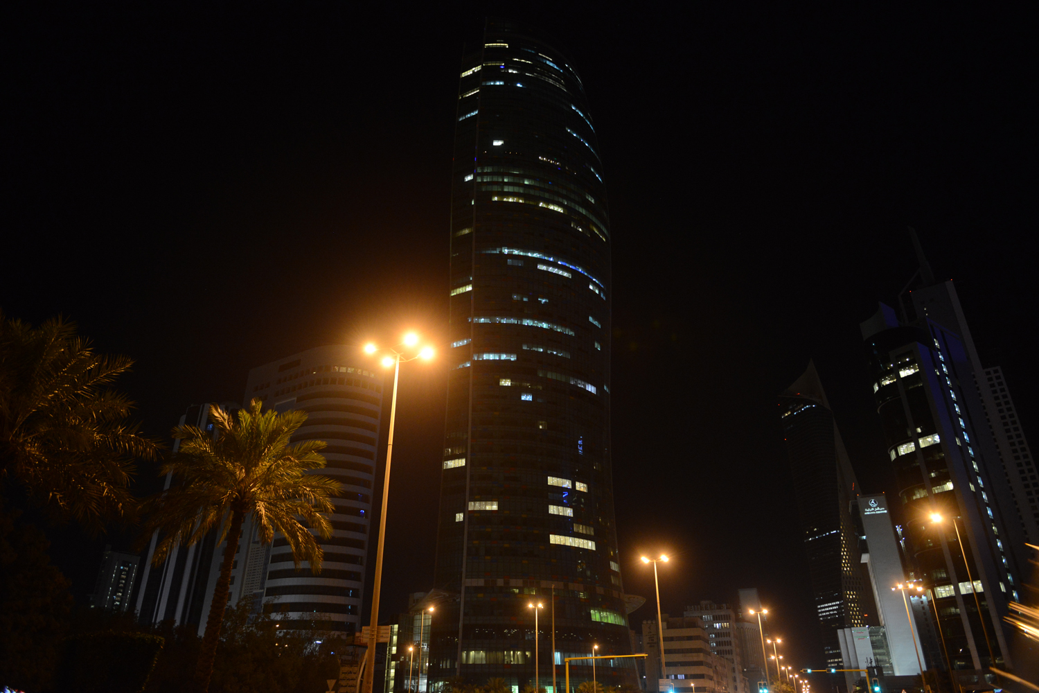جانب من اطفاء اضواء المباني بمدينة الكويت