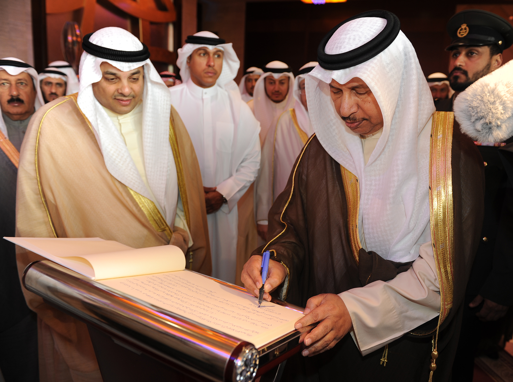 سمو الشيخ جابر المبارك الحمد الصباح رئيس مجلس الوزراء خلال توقيع في سجل الحضور