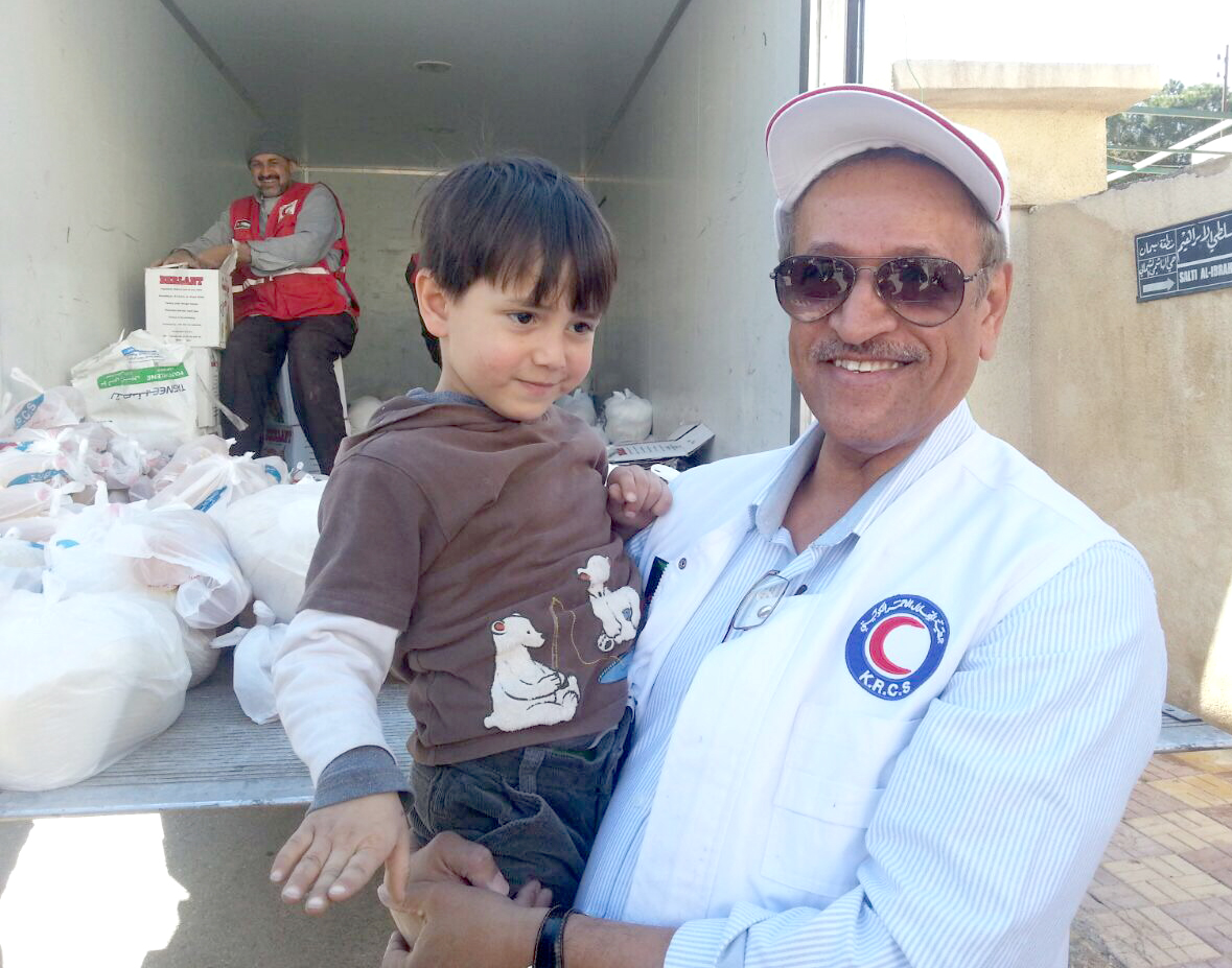 نائب رئيس مجلس ادارة الجمعية انور الحساوي مع طفل سوري