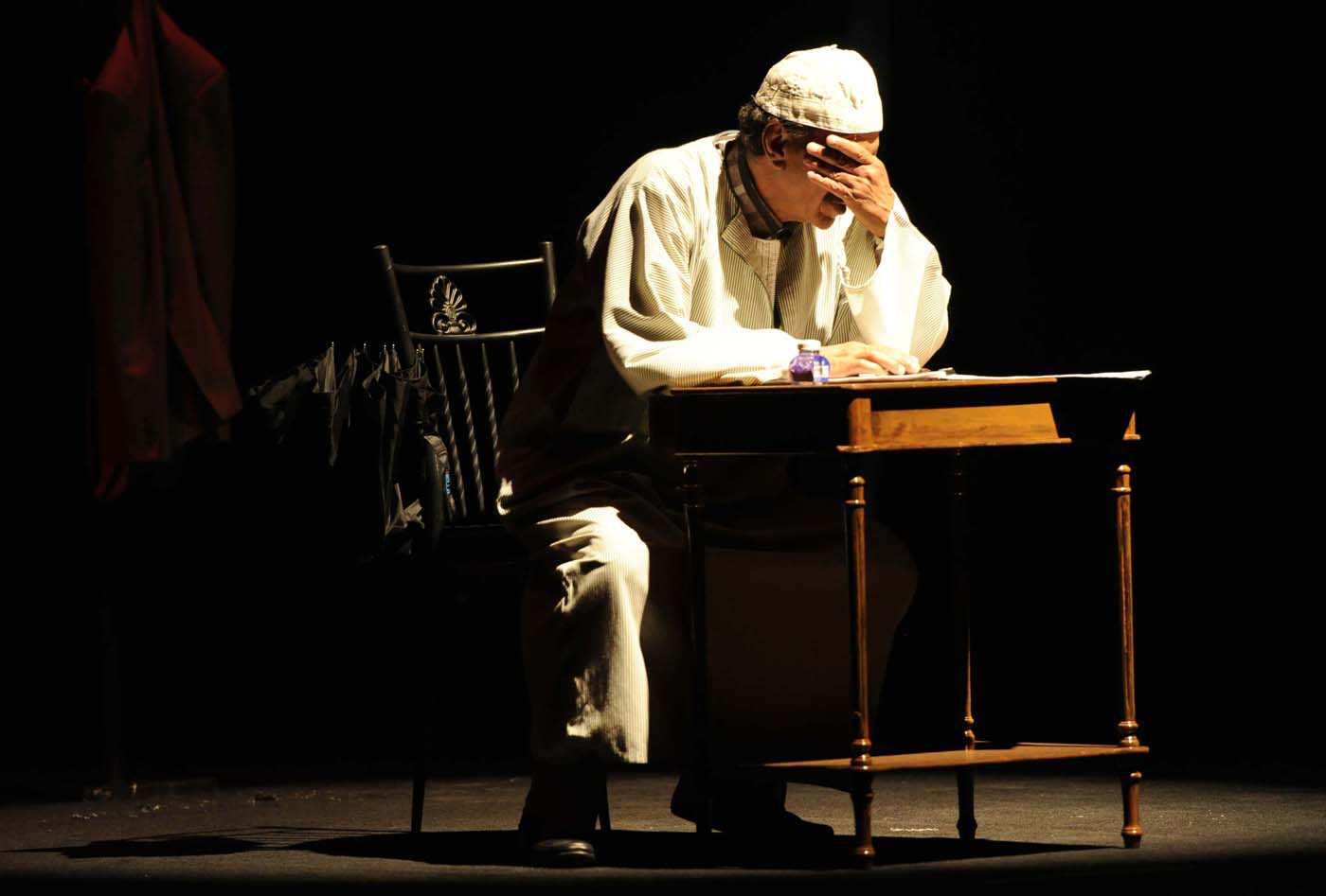 الفنان الكويتي عبدالعزيز الحداد خلال تقديمه عرضا مسرحيا