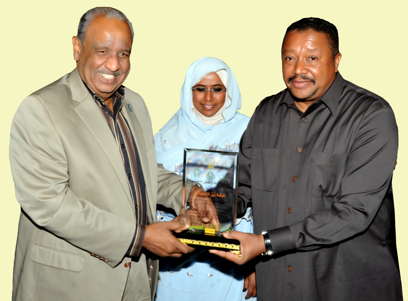 Minister of the Sudanese Presidency, Salah Wanasi, presents Award Shield to Zain Managing Director and Executive Chief Officer Al-Fatih Erwa