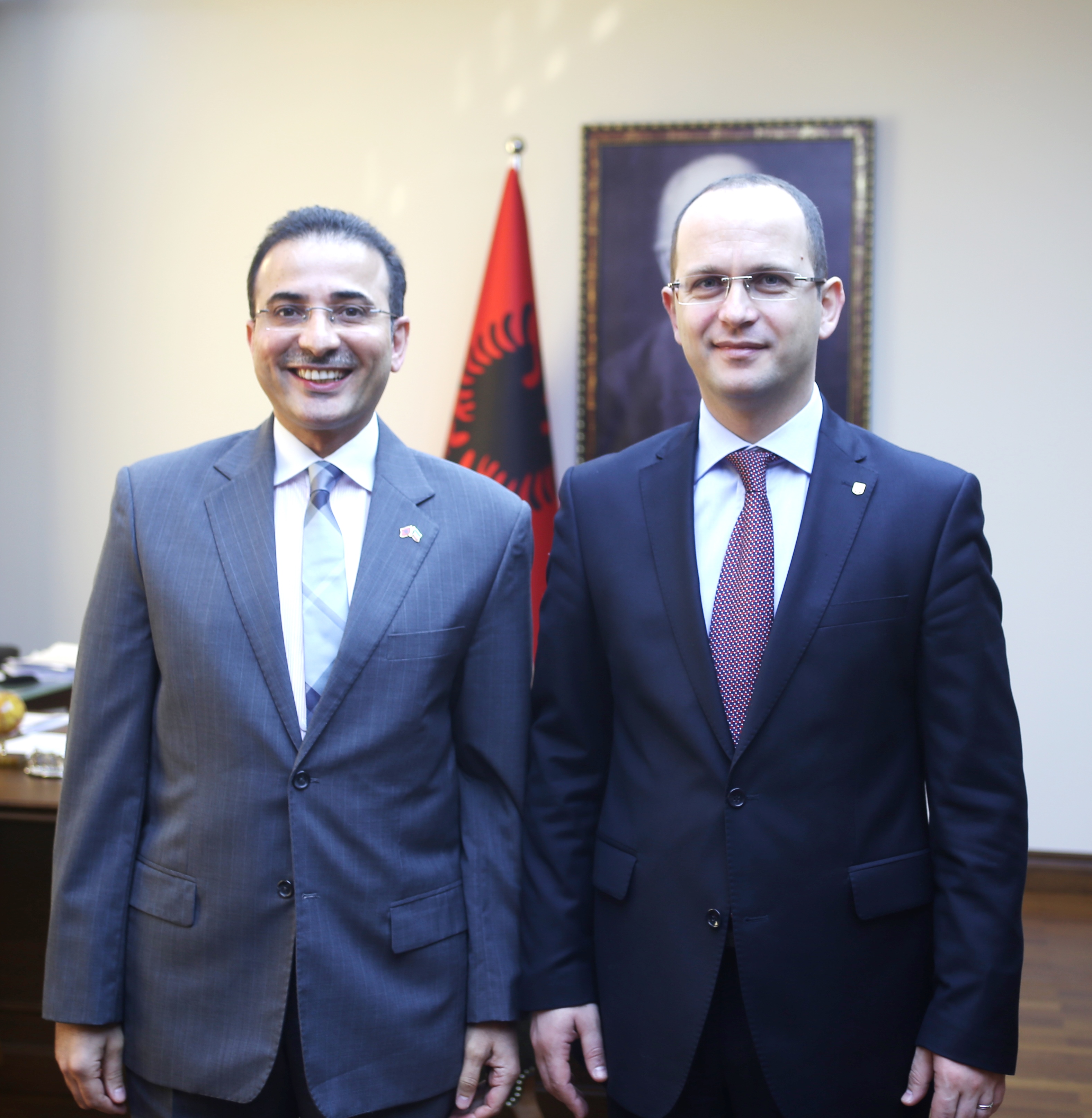 سفير دولة الكويت لدى ألبانيا نجيب عبدالرحمن البدر مع وزير خارجية البانيا ديتمير بوشاتي