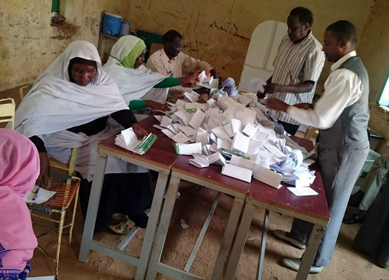 جانب من عمليات فرز وعد اصوات الناخبين بالانتخابات السودانية