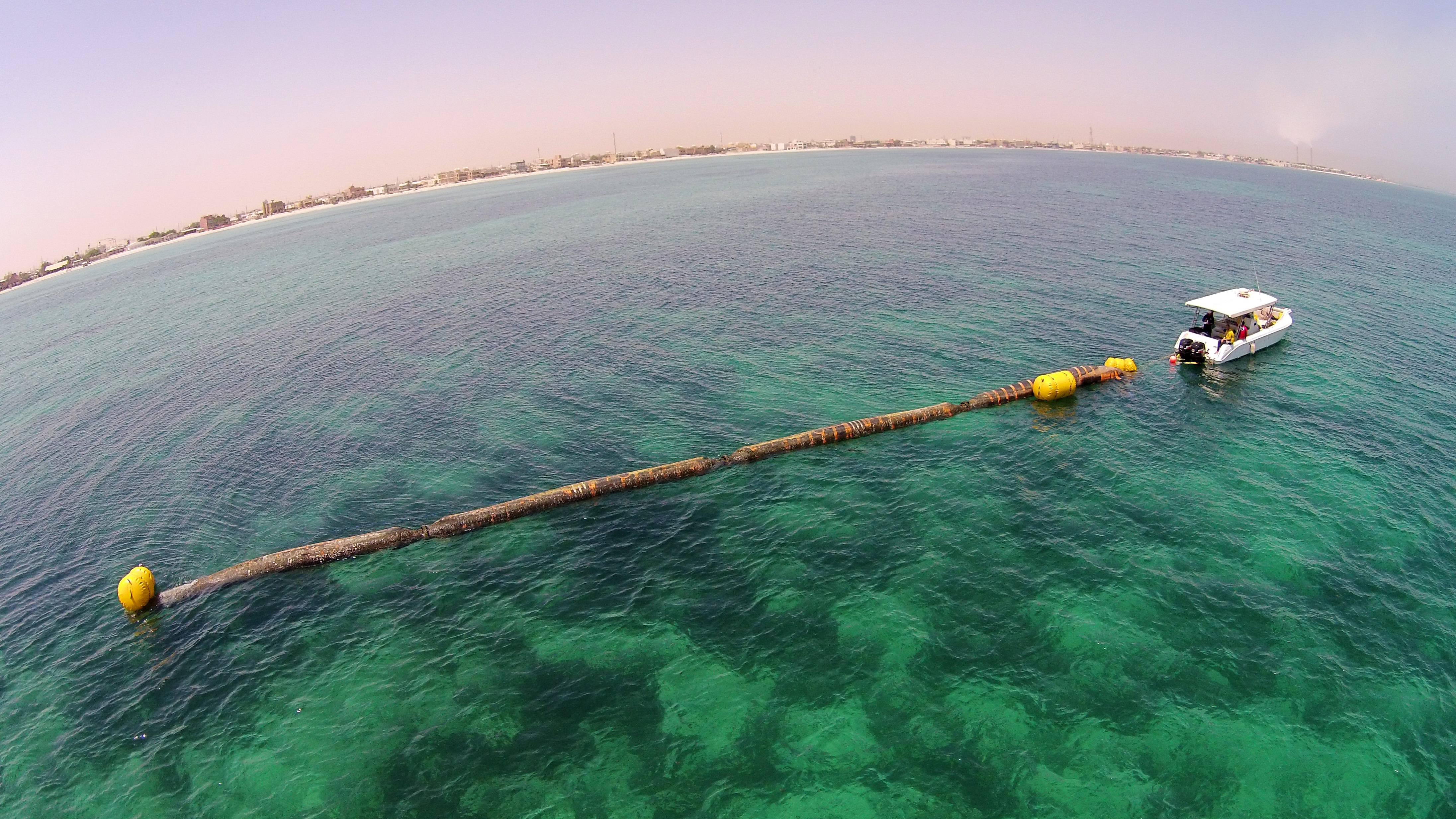 فريق الغوص الكويتي التابع المبرة التطوعية البيئية اثناء انتشال أنبوب نفط جانح في ساحل الخيران